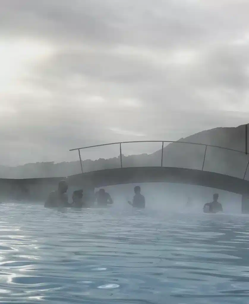 People at the bridge in the Blue lagoon on a guide about tips for the Blue Lagoon with kids in Iceland.